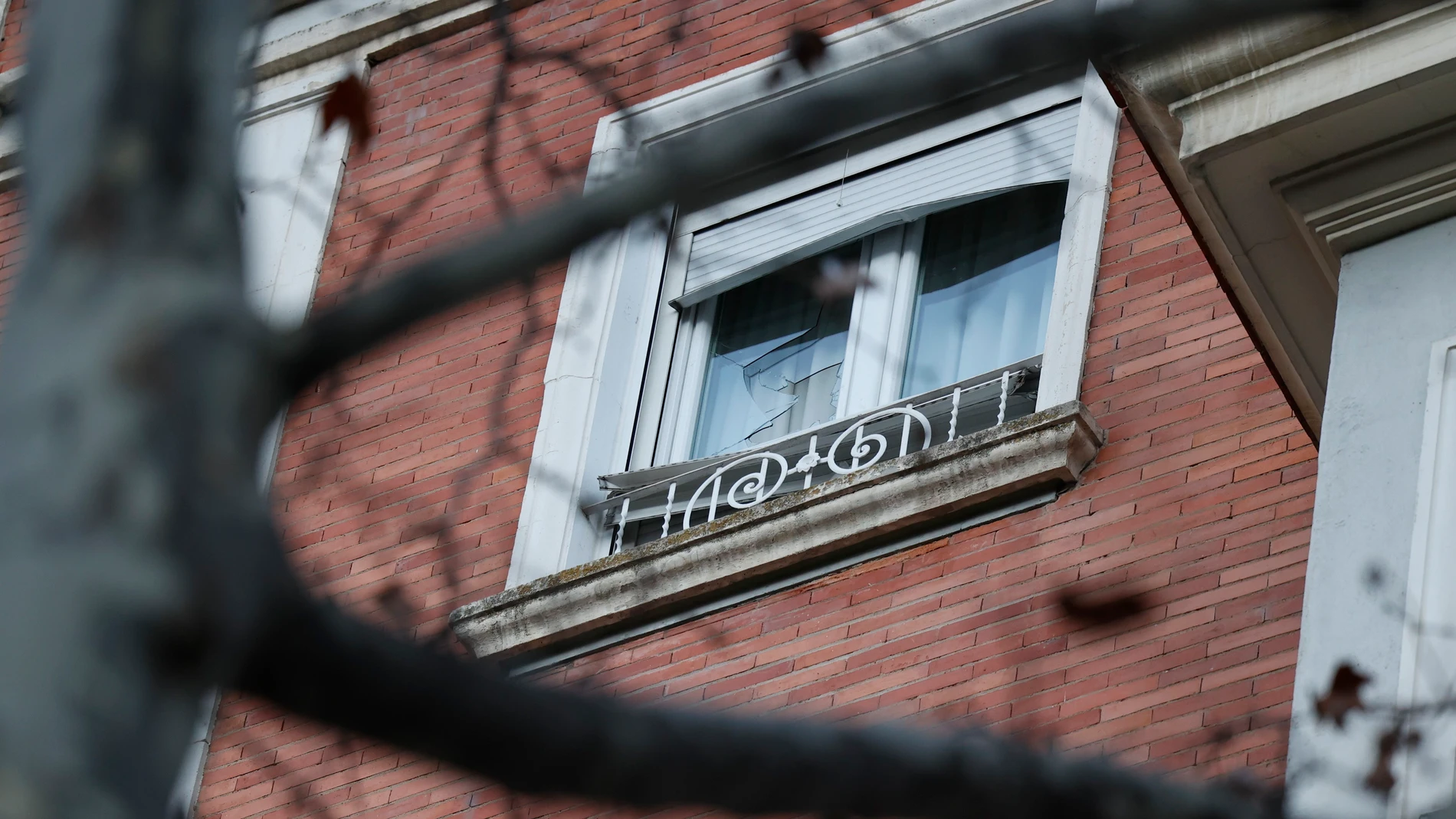 La ventana de una de las viviendas del edificio donde han sido asesinadas una madre y su hija de ocho años en Valladolid