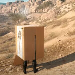 Solid Snake en Metal Gear Solid V evitando ser detectado por el enemigo en moviéndose en una caja de cartón, al igual que los marines. 