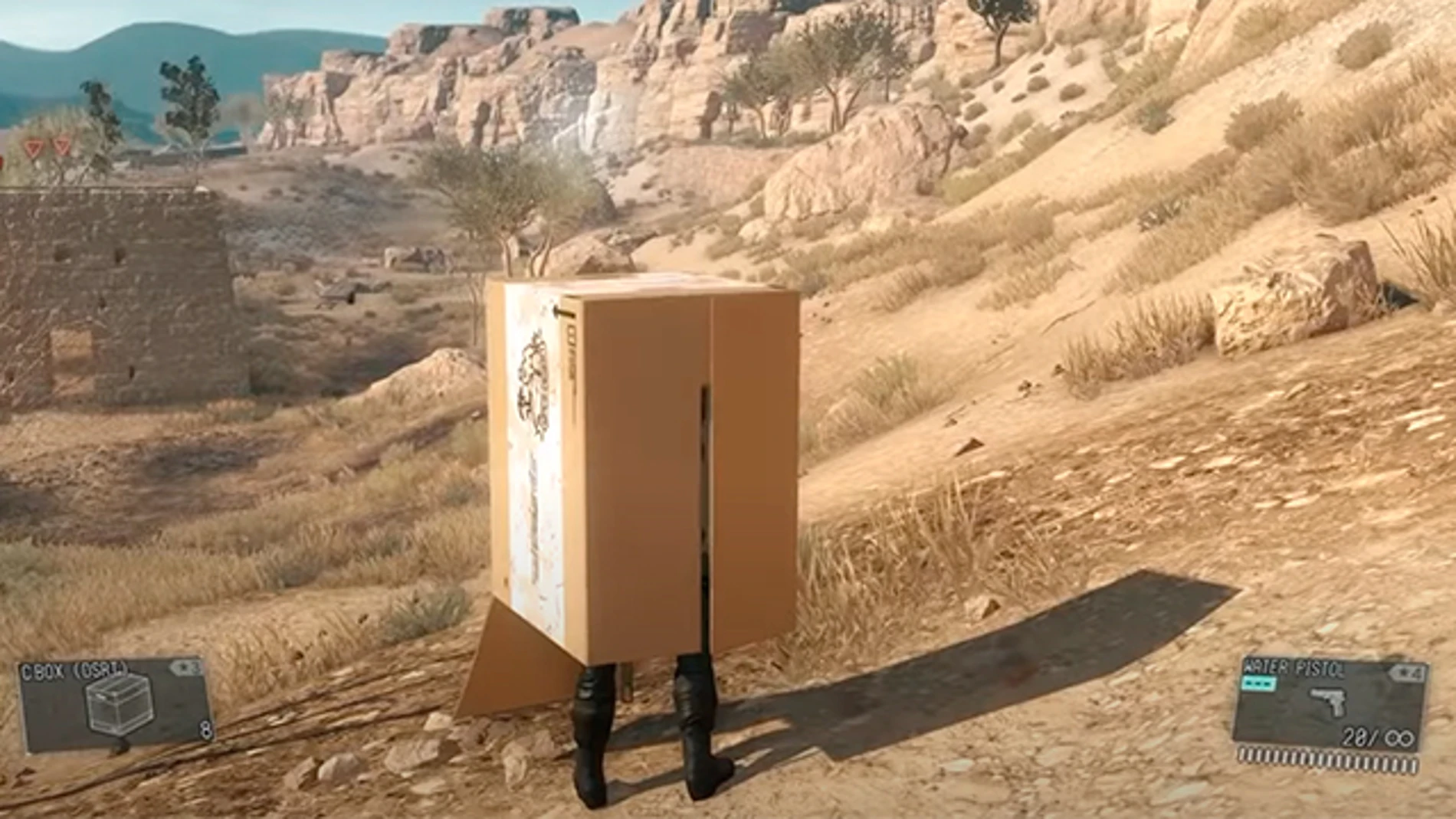 Solid Snake en Metal Gear Solid V evitando ser detectado por el enemigo en moviéndose en una caja de cartón, al igual que los marines.