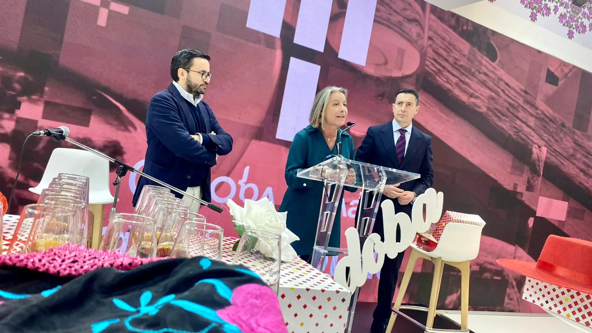 De izda a dcha: Rafael Pérez Navazo CEO Preiper Luxe, Isabel Alvás , primera teniente de alcalde y delegada de Turismo del Ayuntamiento de Córdoba y Fran de la Torre, presidente de Hostecor