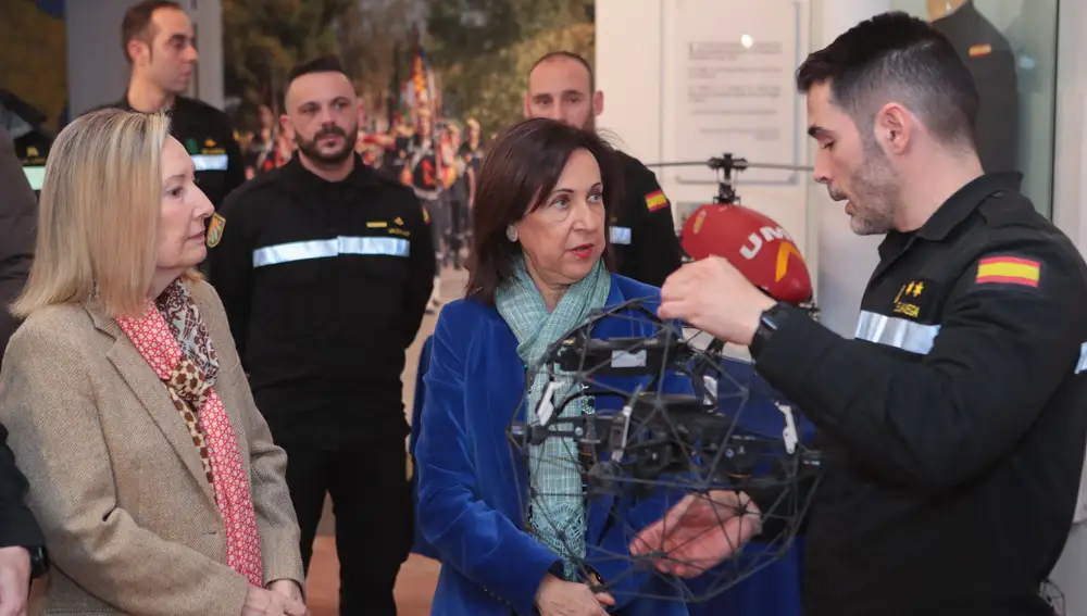 Robles y Valcarce, durante la presentación de la unidad de drones de la UME