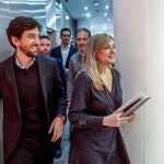 La portavoz nacional de Ciudadanos, Patricia Guasp, y el secretario general, Adrián Vázquez, antes de la rueda de prensa que han ofrecido tras la reunión del Comité Permanente. Detrás, Guillermo Díaz y Mariano Fuentes este lunes. EFE/ Daniel Gonzalez