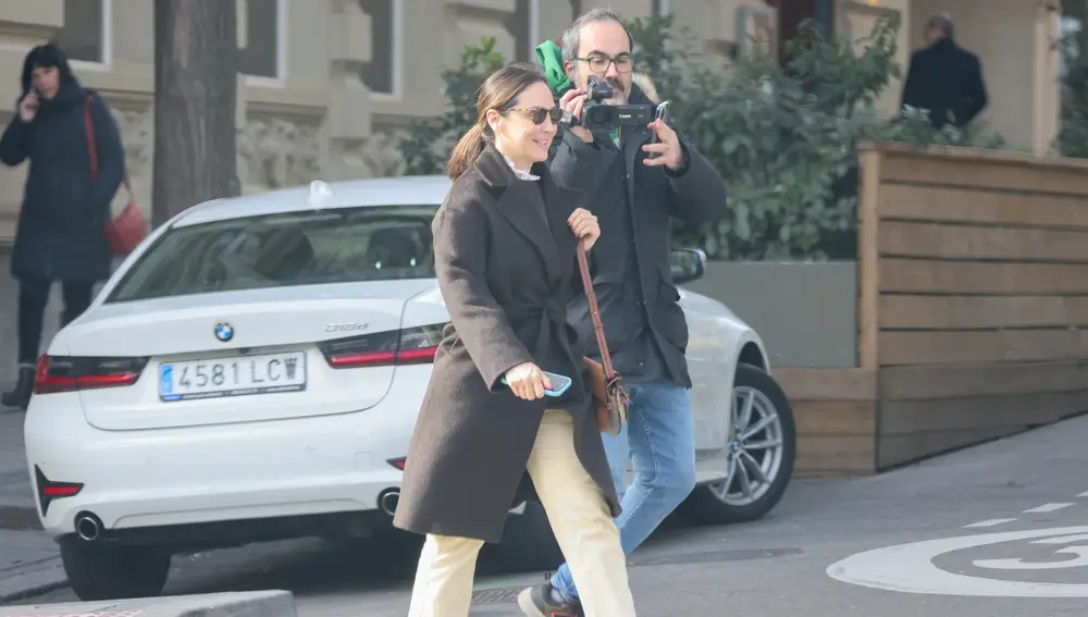 Tamara Falcó con zapatillas blancas elegantes.