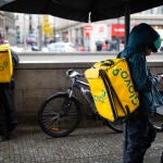 Riders de Glovo esperando algún reparto
