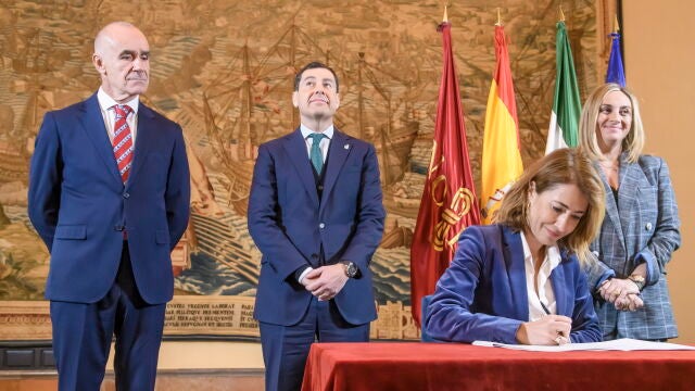 La ministra de Transportes, Movilidad y Agenda Urbana, Raquel Sánchez, firma el convenio de financiación del tramo norte de la línea 3 del Metro de Sevilla. EFE/Raúl Caro