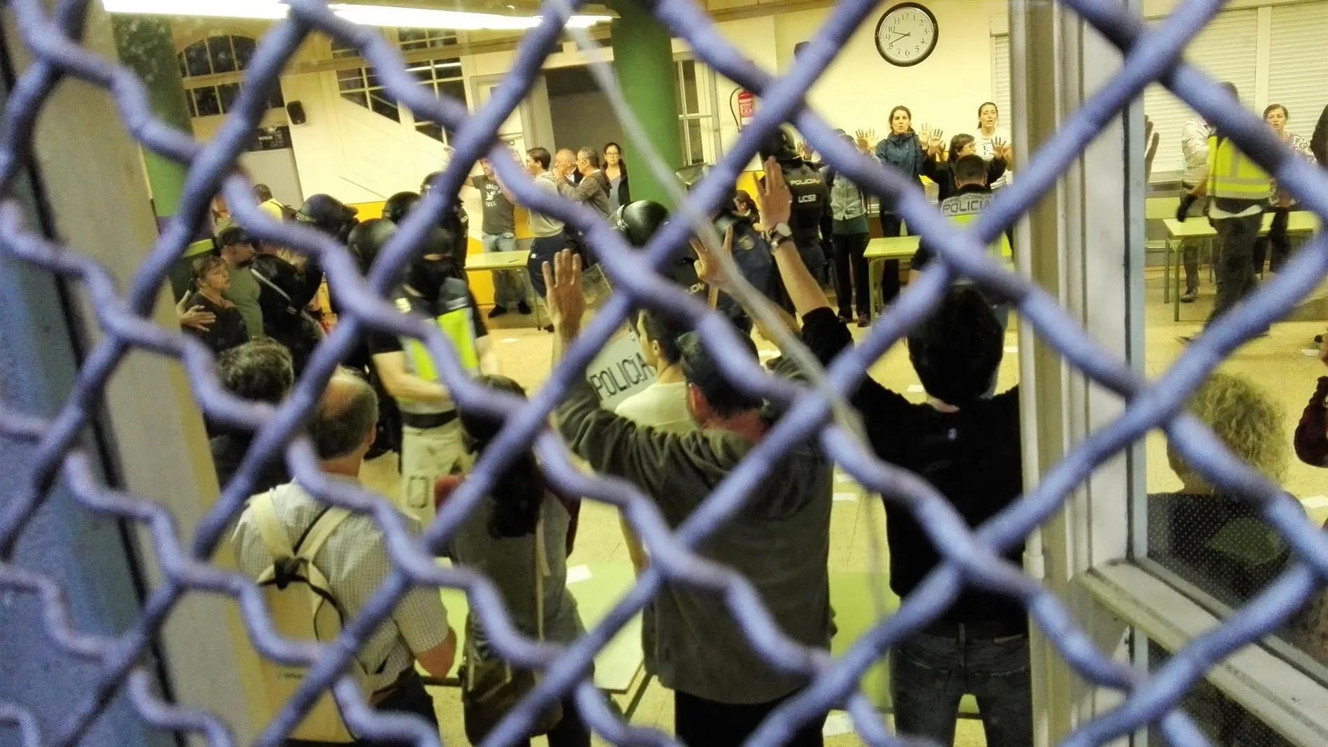 Momento en un colegio el día del referéndum ilegal