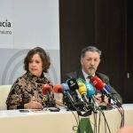 La consejera de Salud y Consumo, Catalina García (c), junto al presidente del Sindicato Médico Andaluz (SMA), Rafael Carrasco (d), y el gerente del SAS, Diego Vargas