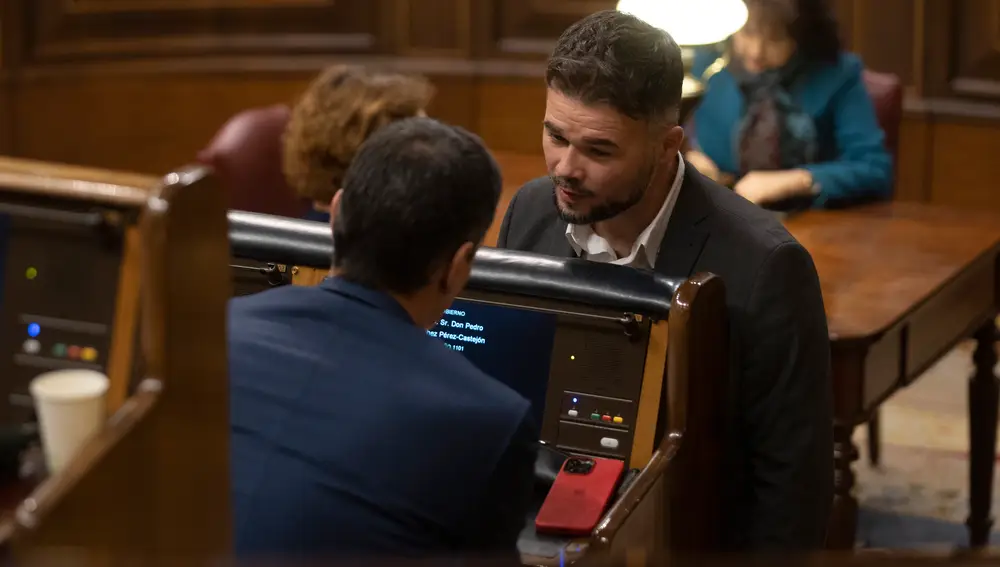 Pedro Sánchez y Gabriel Rufián hablan durante el Pleno del Congreso de los Diputados