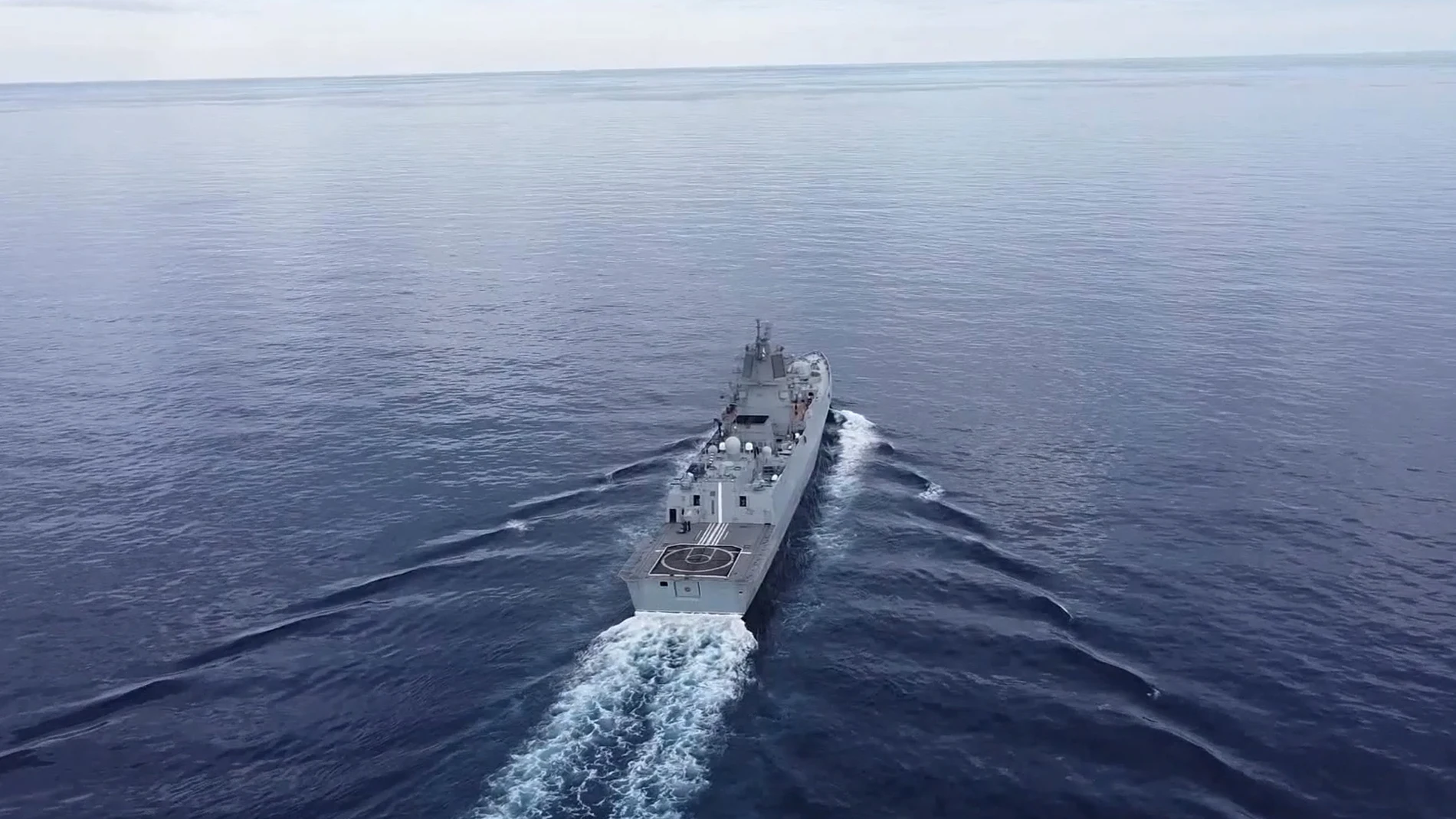 La fragata Almirante Gorshkov armada con misiles hipersónicos Zircon, durante un ejercicio en misión de combate, en el Océano Atlántico.
