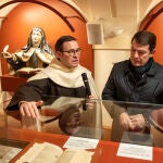 El presidente de la Junta de Castilla y León, Alfonso Fernández Mañueco, visita el Ayuntamiento de Alba de Tormes y la exposición "Teresa de Jes�ús: Mujer, Santa, Doctora"