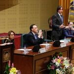 El rector de la Pablo de Olavide, Francisco Oliva, habla en presencia del consejero de Universidad, José Carlos Gómez Villamandos