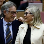 El nuevo diputado por Ciudadanos, Fernando Mulas, quien ocupa la vacante dejada en el grupo por Ruth Merino tras su dimisión hace dos semanas, conversa con la nueva portavoz, Mamen Peris