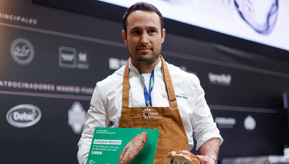 El cocinero Javier Ruíz, chef del restaurante La Milla de Marbella, se proclama ganador del X Concurso de Bocadillos de Autor. EFE/ Daniel González