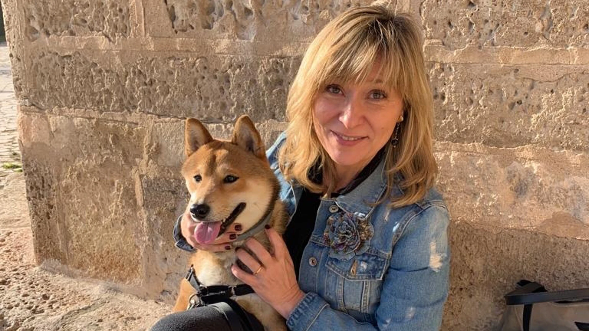 Llanos Castellanos con su perro Drazen