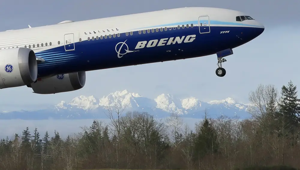 Un Boeing 777X despega en las inmediaciones de la fábrica de la compañía en Everett (Washington)
