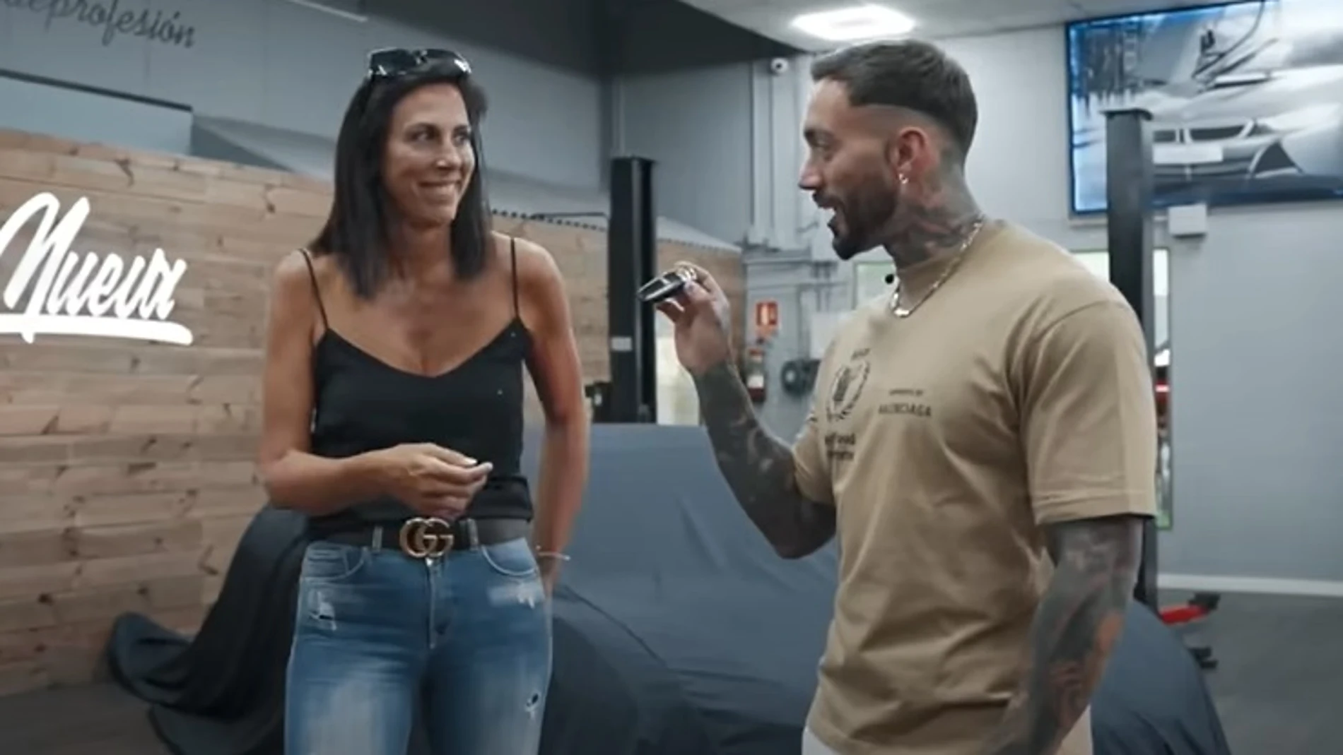 Momento en el que el influencer Juan Faro entrega a Paloma las llaves del coche que le había tocado