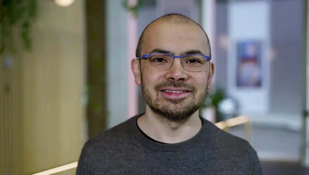 Demis Hassabis es graduado en Ciencias de la Computación por Cambridge y doctor en Ciencia Cognitiva por el University College de Londres, realizó su investigación postdoctoral en inteligencia artificial en el MIT, Harvard y el propio UCL. En 2010 cofundó la compañía DeepMind, que Google adquirió en 2014 de la que sigue siendo ejecutivo con 46 años así como fundador y CEO de Isomorphic Labs.