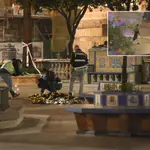 Efectivos sanitarios y policiales cubren el cadáver del sacristán fallecido en Algeciras. En el recuadro, el presunto asesino pasea con el machete tras cometer el atentado.