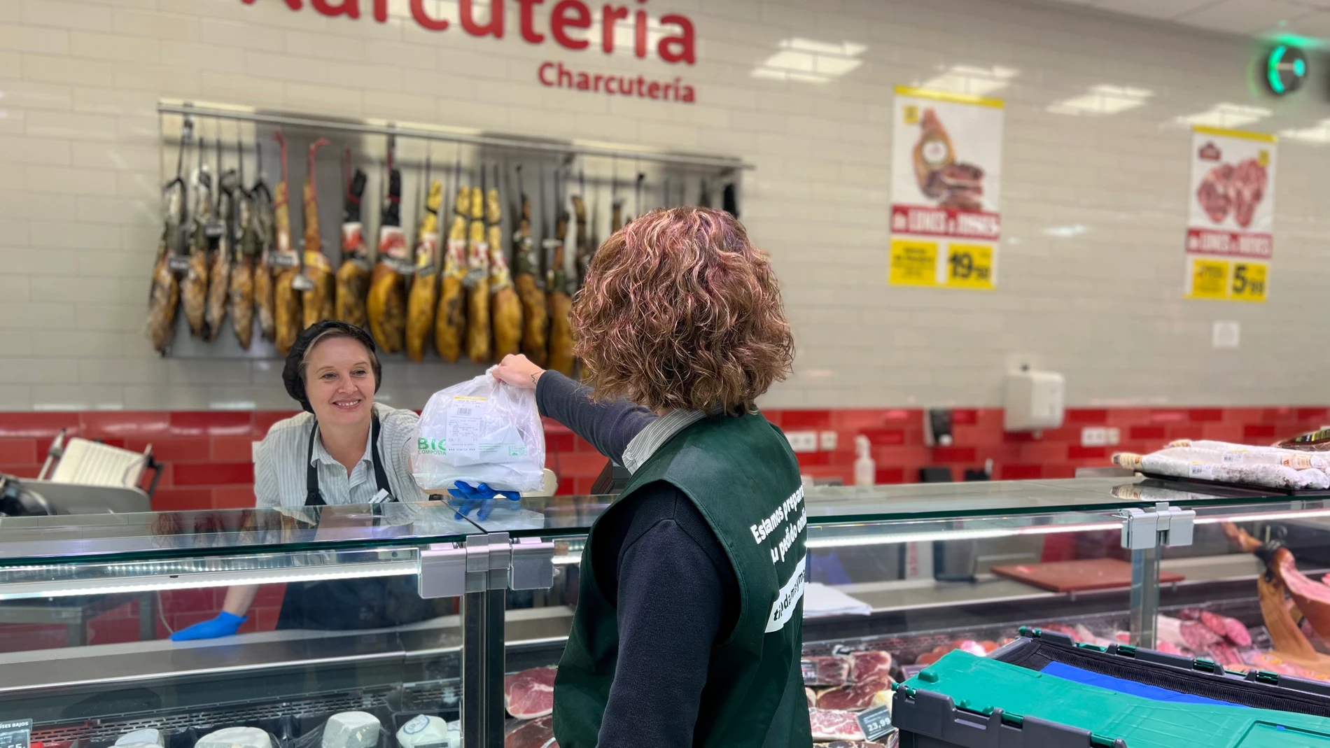 Sección de carnicería y charcutería de un supermercado