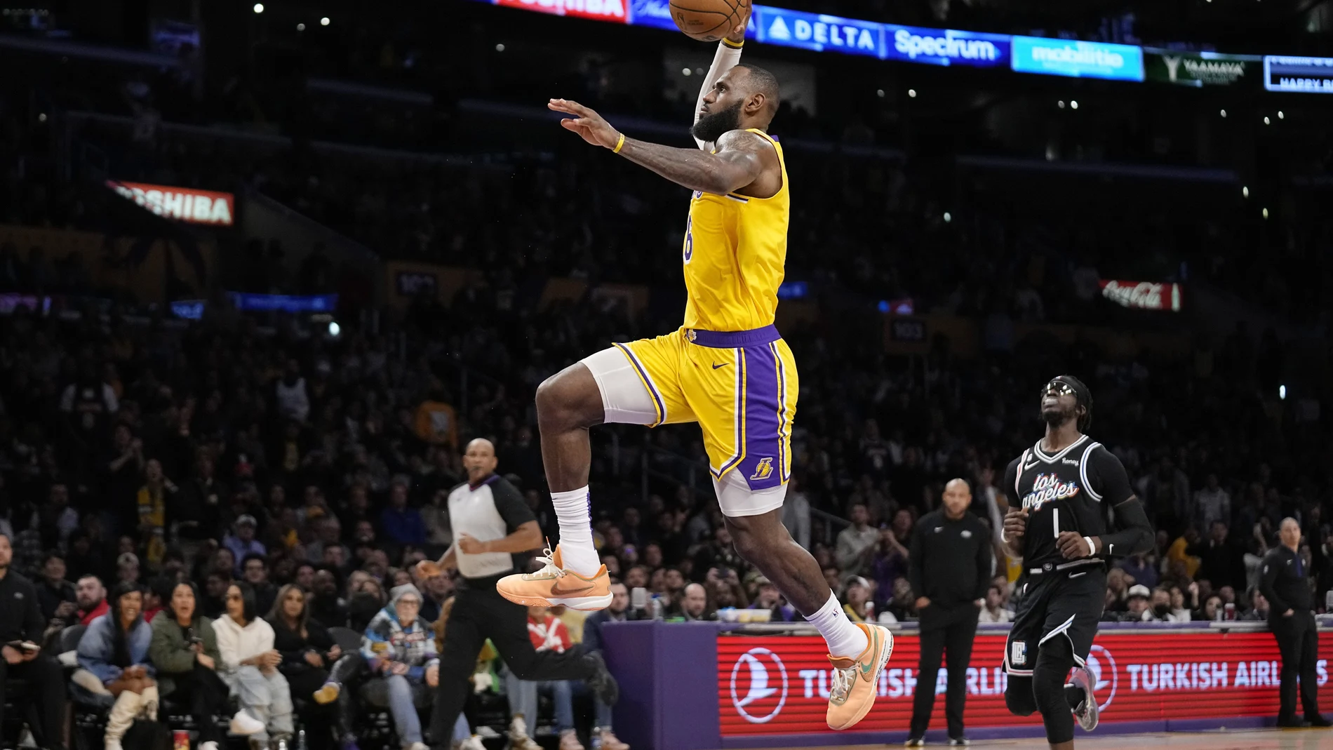 LeBron James disputará los décimosextos playoffs de su carrera