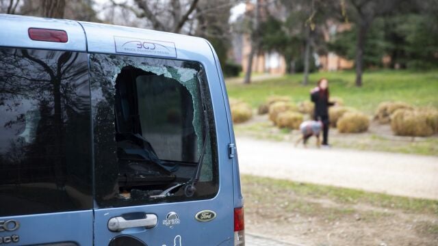 Imagen de un vehículo con la luna trasera rota, tras sufrir un robo, en el barrio de Entrevías