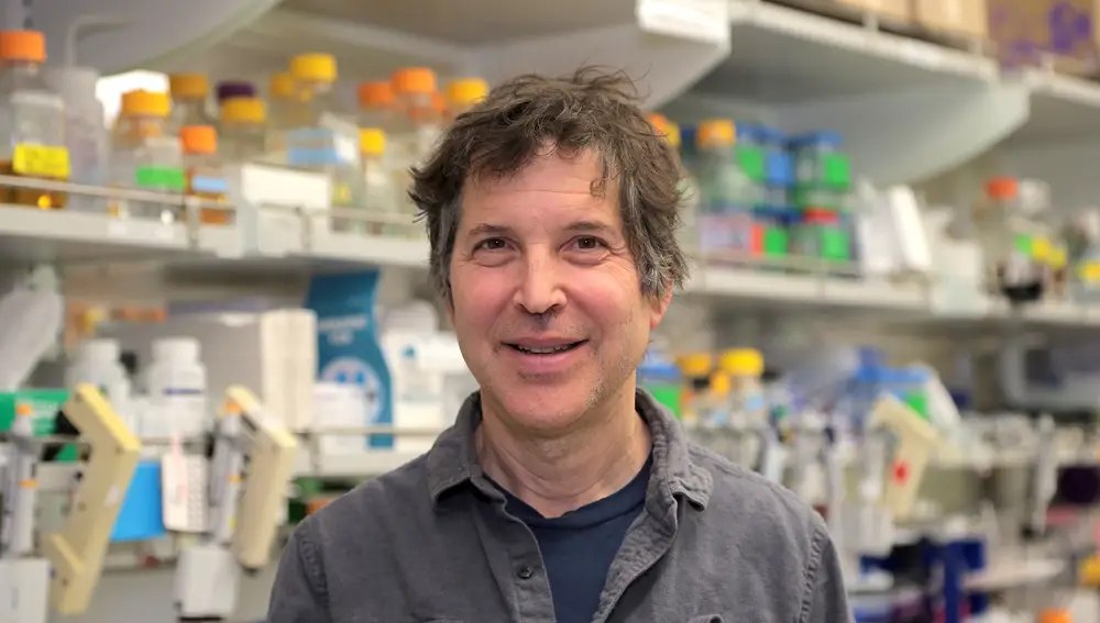 David Baker es doctor en Bioquímica por la Universidad de California en Berkeley y, a sus 61 años investiga en el Instituto Médico Howard Hughes y en la Universidad de Washington, donde es catedrático y director del Instituto de Diseño de Proteínas. También es profesor asociado de Ciencias Genómicas, Bioingeniería, Ingeniería Química, Informática, y Física y ha cofundado 11 empresas y es director de Rosetta Commons.