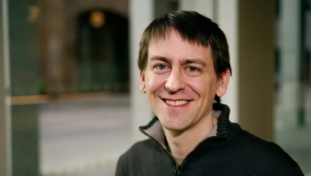John Jumper es el más joven de los tres, con solo 37 años. Se licenció en Ciencias en la Universidad Vanderbilt y dejó un doctorado en Física Teórica de la Materia Condensada en la Universidad de Cambridge para comenzar a trabajar en la simulación informática de proteínas en la firma D.E. Shaw Research. En 2017 se doctoró en Química Teórica en la Universidad de Chicago con una tesis en la que había aplicado técnicas de aprendizaje automático al estudio de la dinámica de las proteínas y dos meses después se incorporó a DeepMind, donde ahora es Senior Staff Research Scientist.