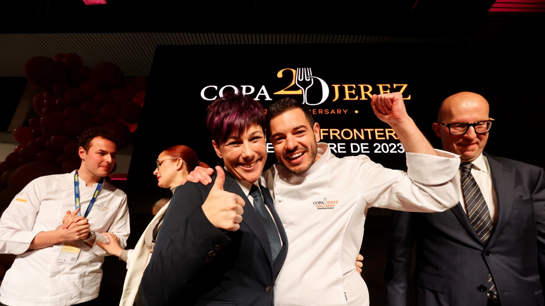 La sumiller Laura Rodríguez y el chef Cristóbal Muñoz celebran el premio