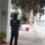 Agente en el cementerio de La Guardia, en Jaén. GUARDIA CIVIL