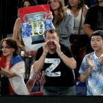 Un espectador en la Rod Laver con la "Z" que simboliza el apoyo de la invasión rusa a Ucrania