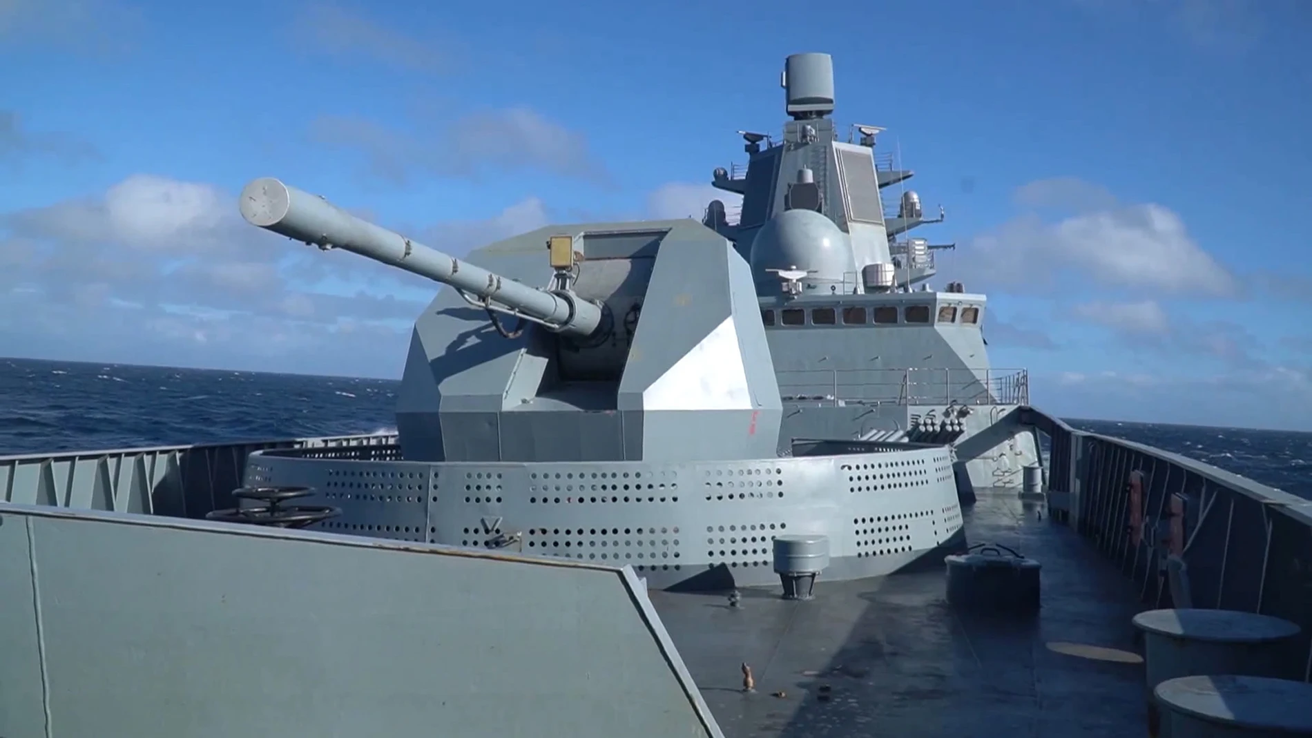 La fragata Almirante Gorshkov armada con misiles hipersónicos Zircon, durante un ejercicio en misión de combate, en el Océano Atlántico. (