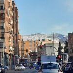 Vista de la nieve que cubre Sierra Alhamilla desde la carretera de Ronda de la capital almeriense. EUROPA PRESS