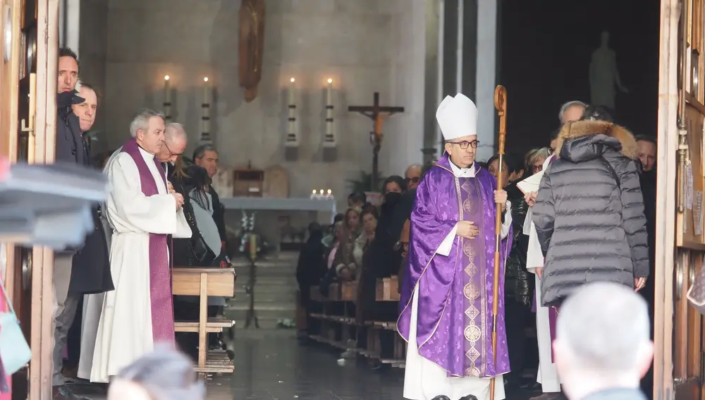 El arzobispo de Valladolid y secretario general de la Conferencia Episcopal Española (CEE), Luis Javier Argüello (2d), en el funeral de la madre e hija asesinadas presuntamente por su novio en la iglesia parroquial de La Inmaculada Concepción