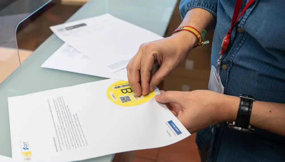 El Colegio Oficial de Gestores Administrativos de Madrid es el encargado de imprimir las etiquetas medioambientales de la DGT