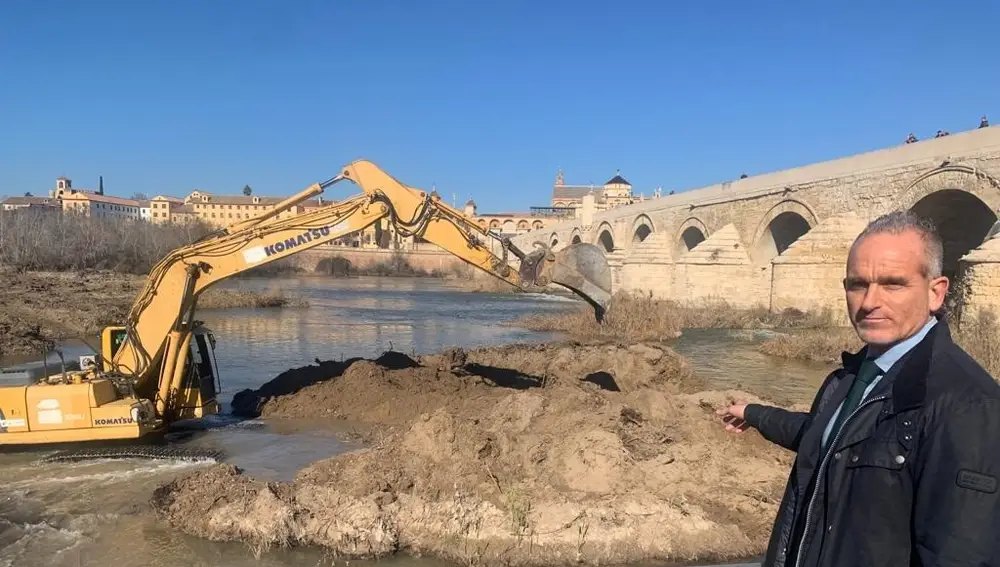Rafael Martínez ante el islote que está siendo eliminado en el río Guadalquivir. JUNTA DE ANDALUCÍA
