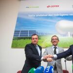 Los representantes de Cepsa, Enagás y Alter Enersun, tras la firma del acuerdo