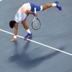 Novak Djokovic hace uno de sus gestos típicos después de ganar un partido en la Rod Laver