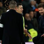 Soto Grado, el árbitro del Real Madrid-Atlético y Simeone hablaron de un error tras el partido, sobre el césped del Bernabéu