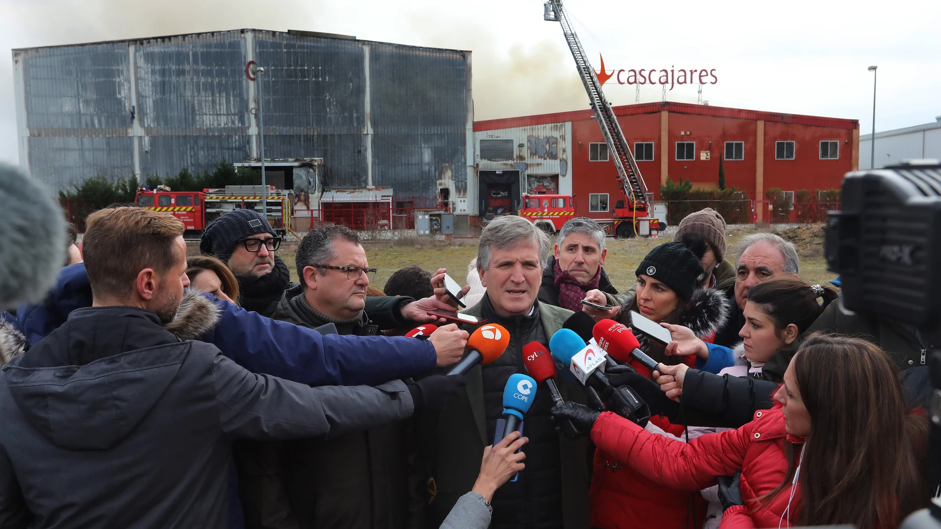 El presidente de Cascajares, Alfonso Jiménez, acompañado del consejero Gerardo Dueñas, atiende a los medios de comunicación a las puertas de la factoría