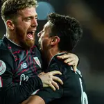Vesga y Muniain celebran uno de los tres goles del Athletic Club en Mestalla