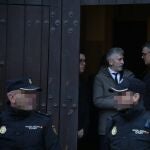 El ministro de Interior, Fernándo Grande-Marlaska, sale de la iglesia de La Palma, en Algeciras (Cádiz), tras un encuentro con su sacerdote