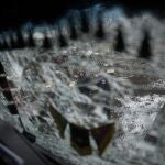 Un hombre a través de una ventana destrozada por el impacto de un misil en Kyiv