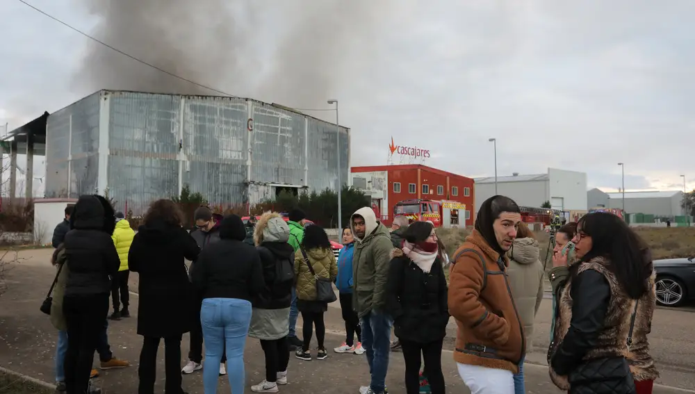 Trabajadores de Cascajares a las puertas de la planta quemada