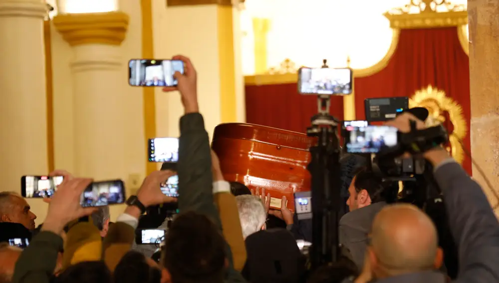 A las diez de la noche ha llegado el féretro del sacristán Diego Valencia, que fue asesinado ayer por un hombre de origen marroquí, a la iglesia de la Palma en Algeciras (Cádiz) donde se instala la capilla ardiente. EFE/A.Carrasco Ragel.