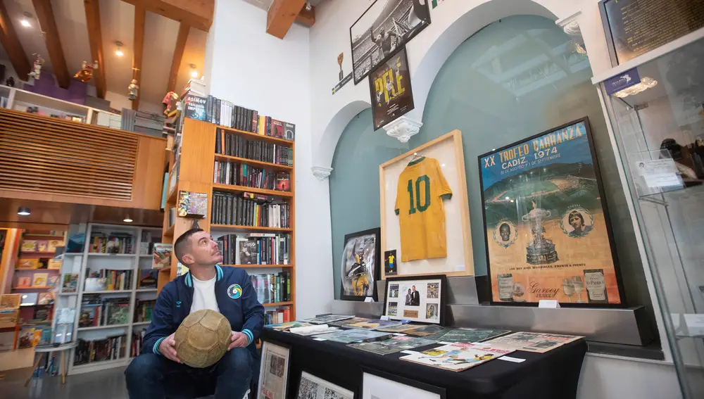 Antonio de la Rosa, delante de su exposición 'O Rei' Pelé. EFE/Román Ríos.