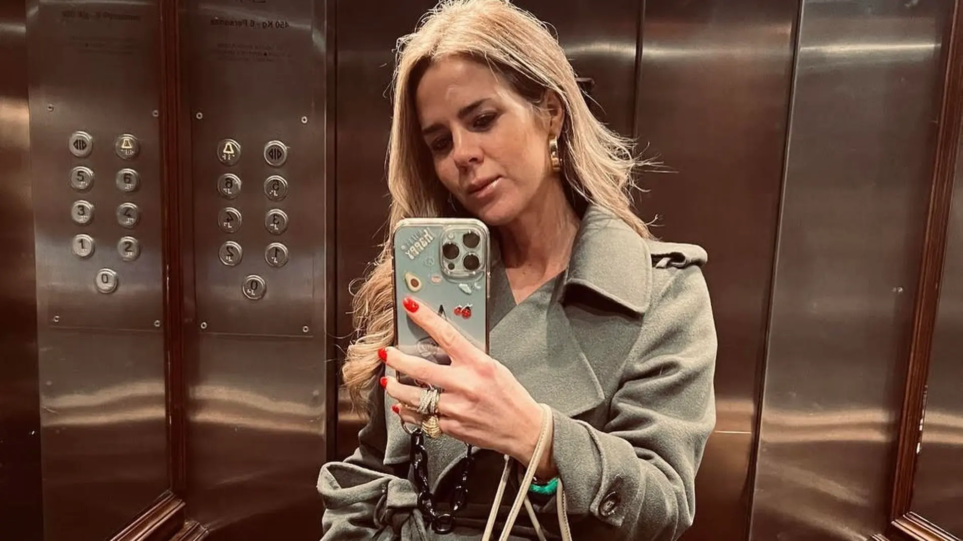 Amelia Bono con abrigo de Massimo Dutti.