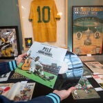 Antonio de la Rosa, delante de su exposición 'O Rei' Pelé, que permanecerá abierta hasta el 4 de febrero en la librería El Laberinto de Jerez. EFE/Román Ríos.
