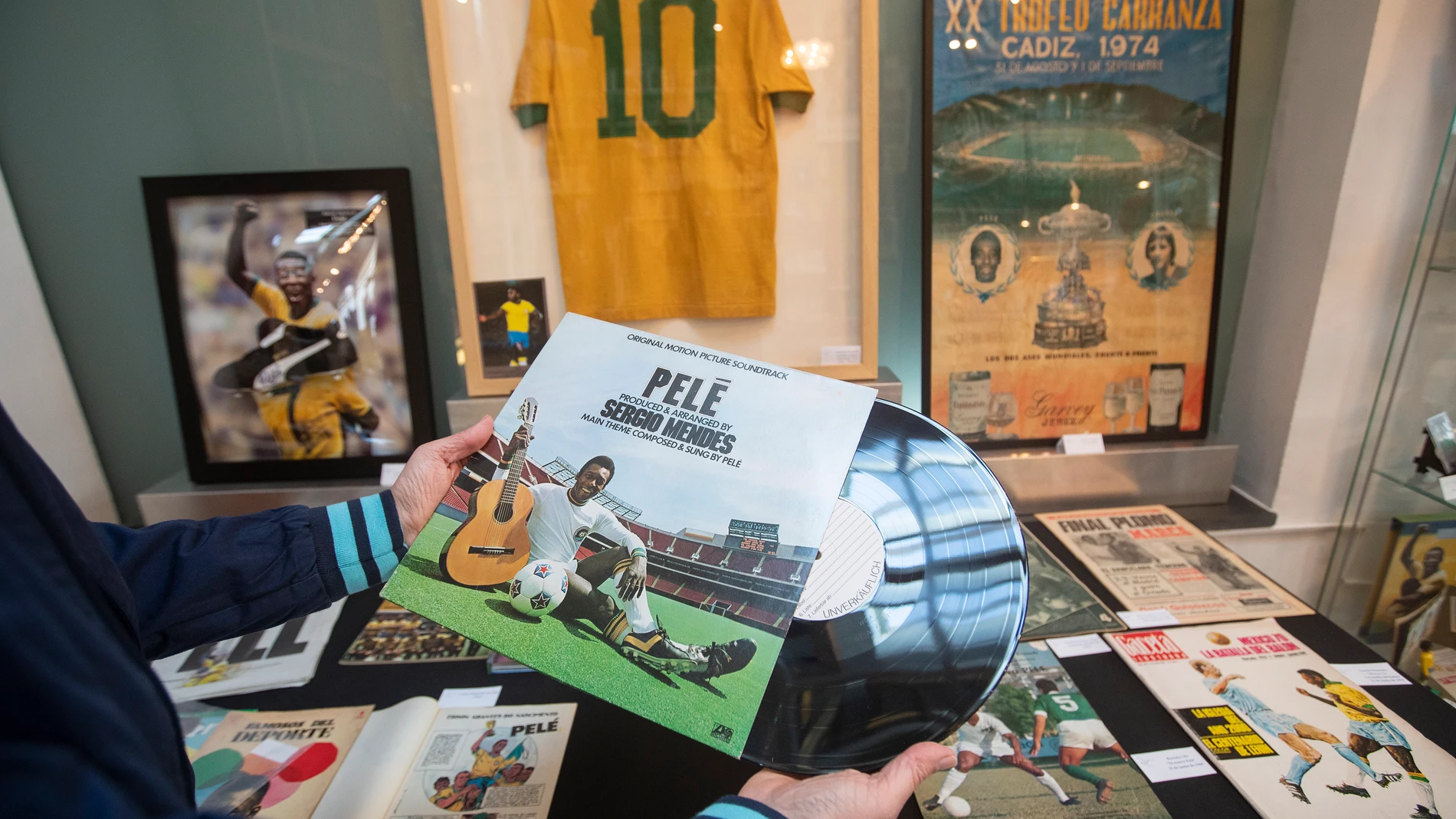 Antonio de la Rosa, delante de su exposición 'O Rei' Pelé, que permanecerá abierta hasta el 4 de febrero en la librería El Laberinto de Jerez. EFE/Román Ríos.