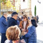 El párroco habla con vecinas del barrio