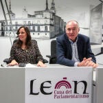 Los grupos municipales de Ciudadanos, PP y UPL en el Ayuntamiento de León comparecen de forma conjunta. En la imagen (IaD) los portavoces del PP, Fernando Salguero; de Ciudadanos, Gemma Villarroel y de la UPL, Eduardo López Sendino